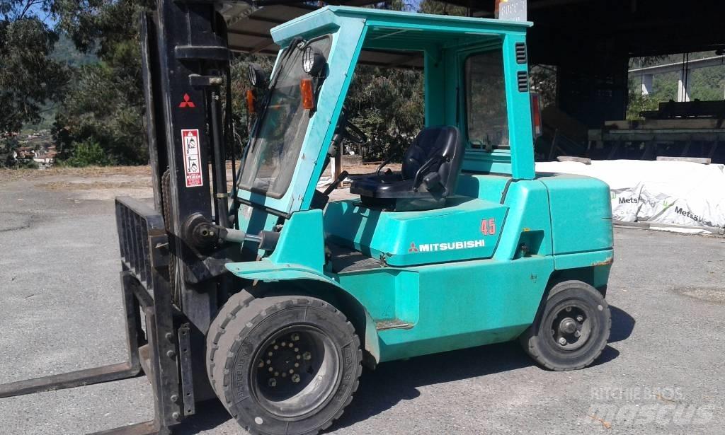 Mitsubishi FD45K2 Дизелови камиони