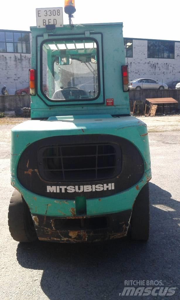Mitsubishi FD45K2 Дизелови камиони