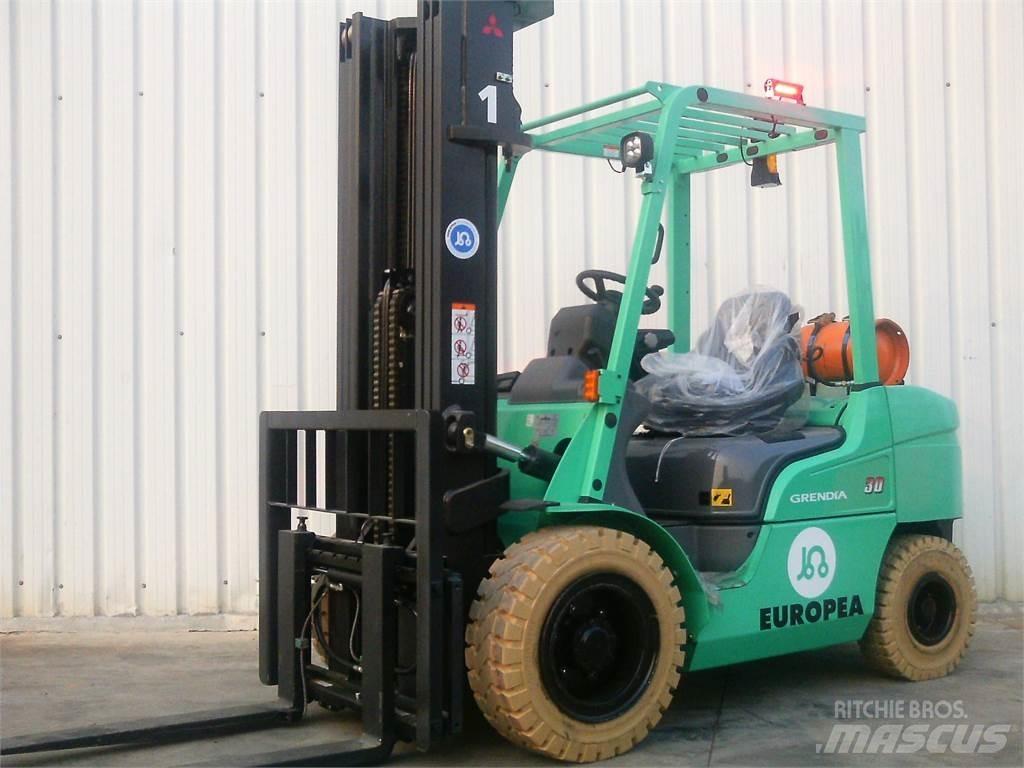 Mitsubishi FG30NTD Камиони с АГУ