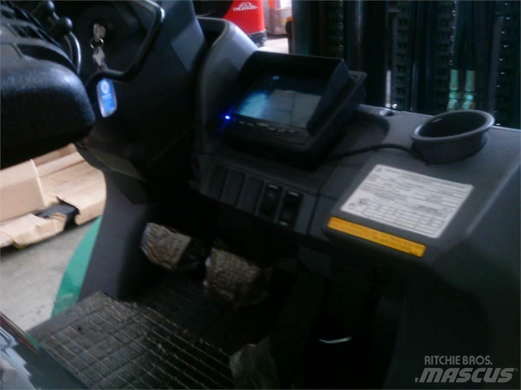 Mitsubishi FG30NTD Камиони с АГУ