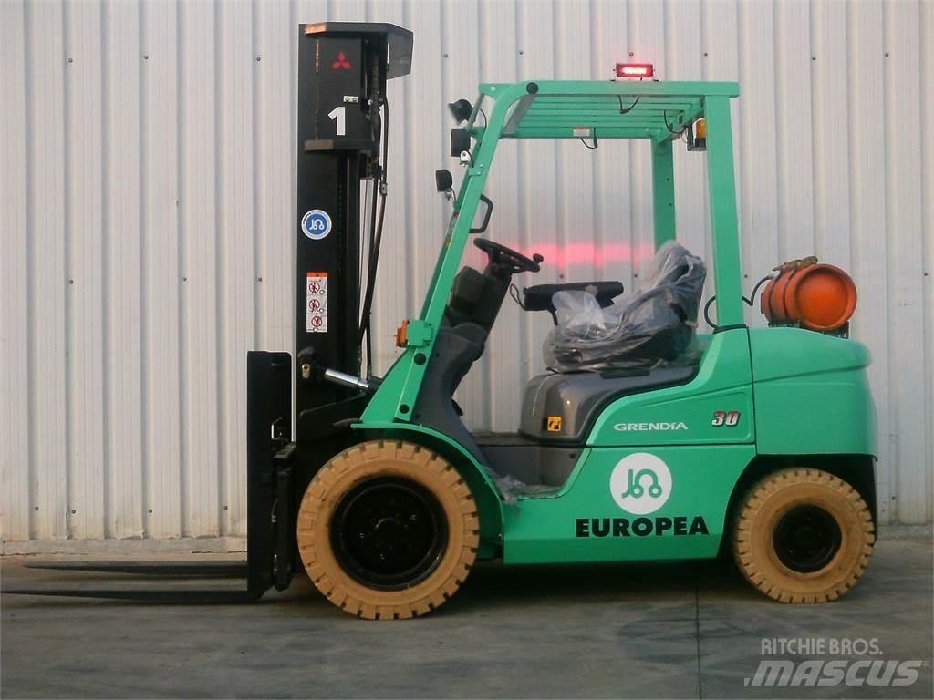 Mitsubishi FG30NTD Камиони с АГУ