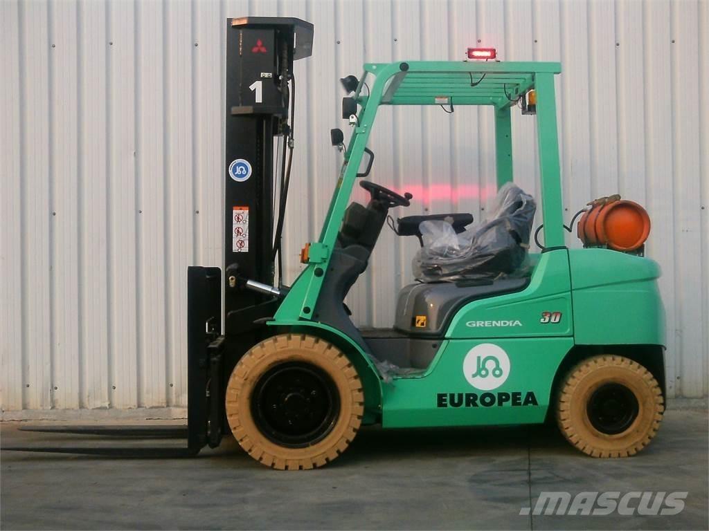 Mitsubishi FG30NTD Камиони с АГУ