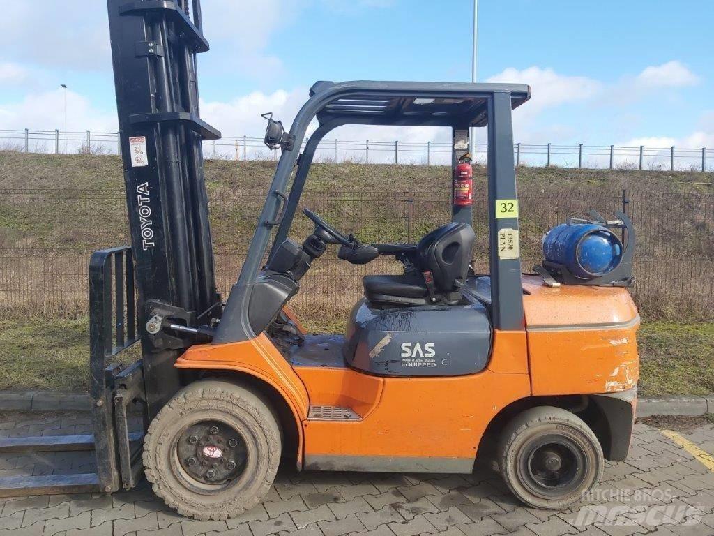Toyota 7FG35 Камиони с АГУ