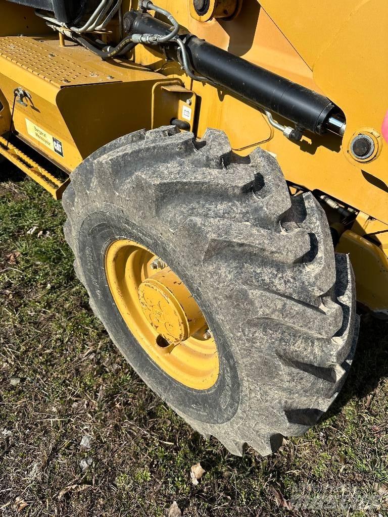 CAT 442E Товарач със заден ексватор