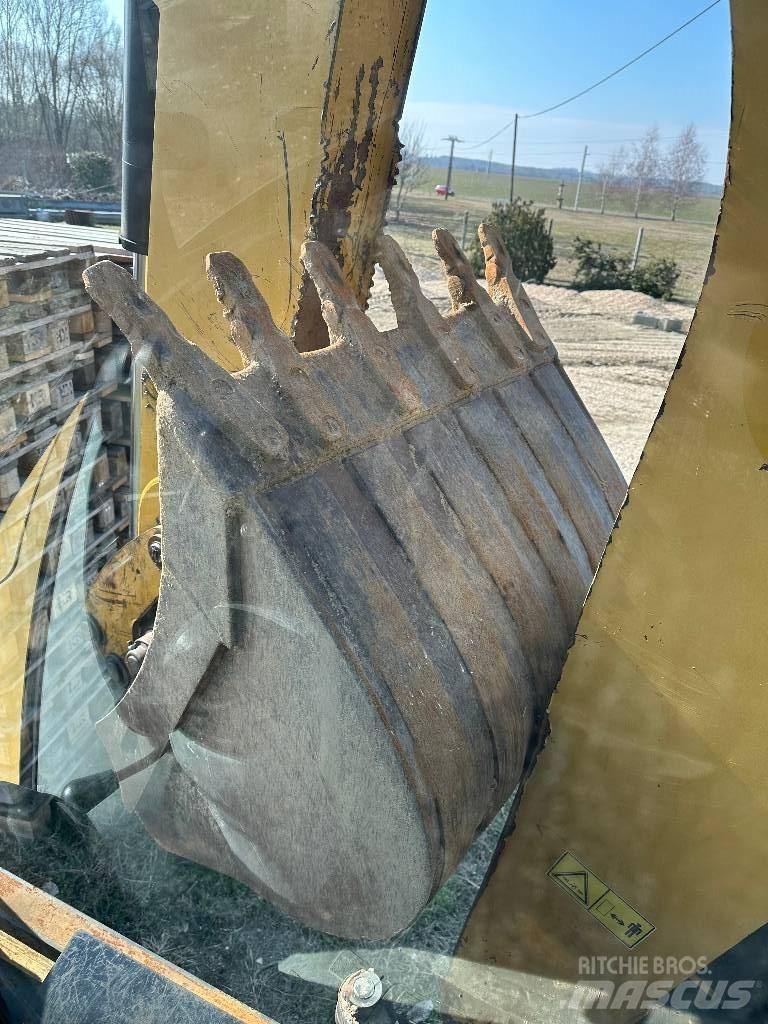 CAT 442E Товарач със заден ексватор
