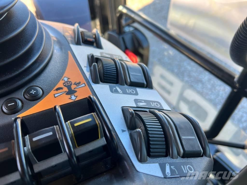 JCB Fastrac 4220 Трактори