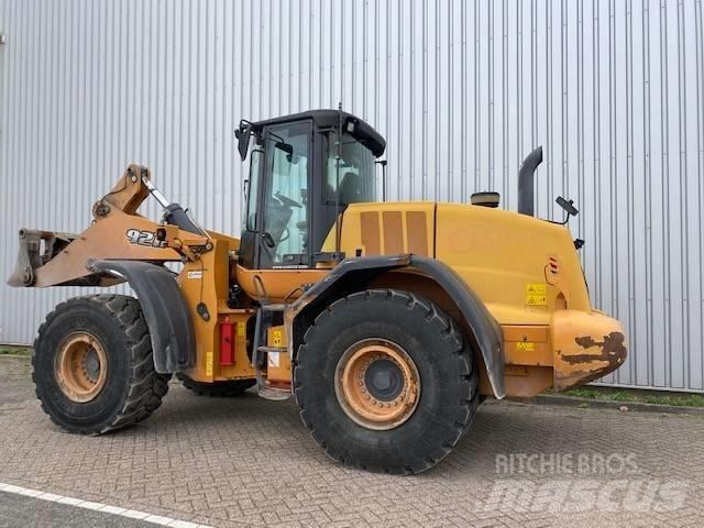CASE 921F Колесни товарачи