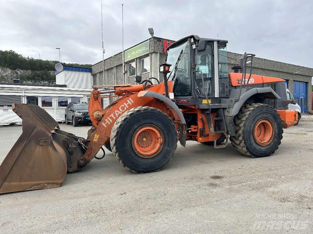 Hitachi ZW 220 Колесни товарачи