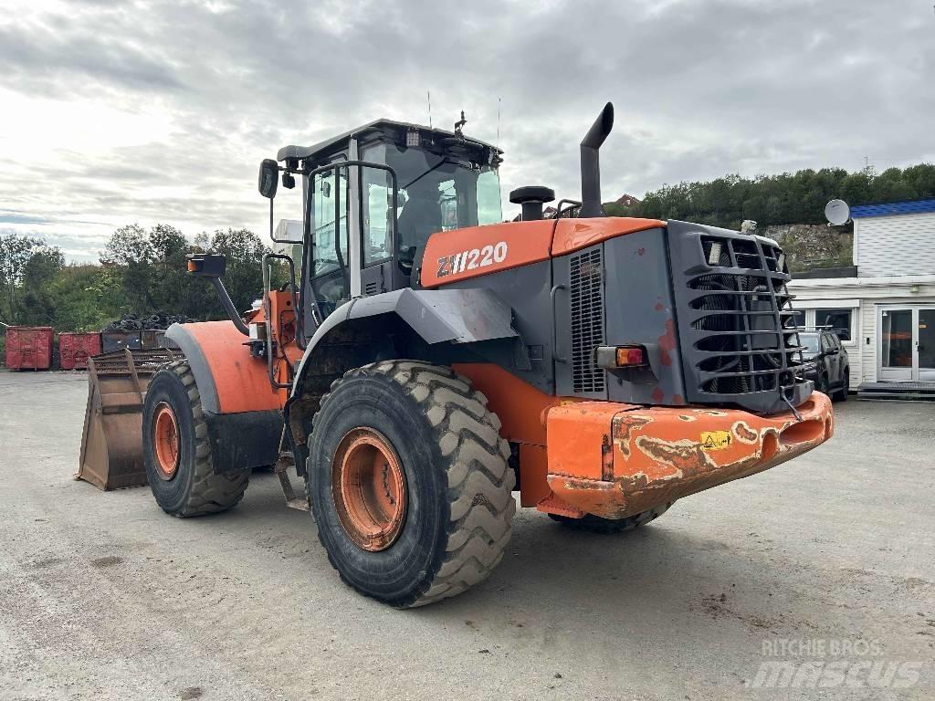 Hitachi ZW 220 Колесни товарачи