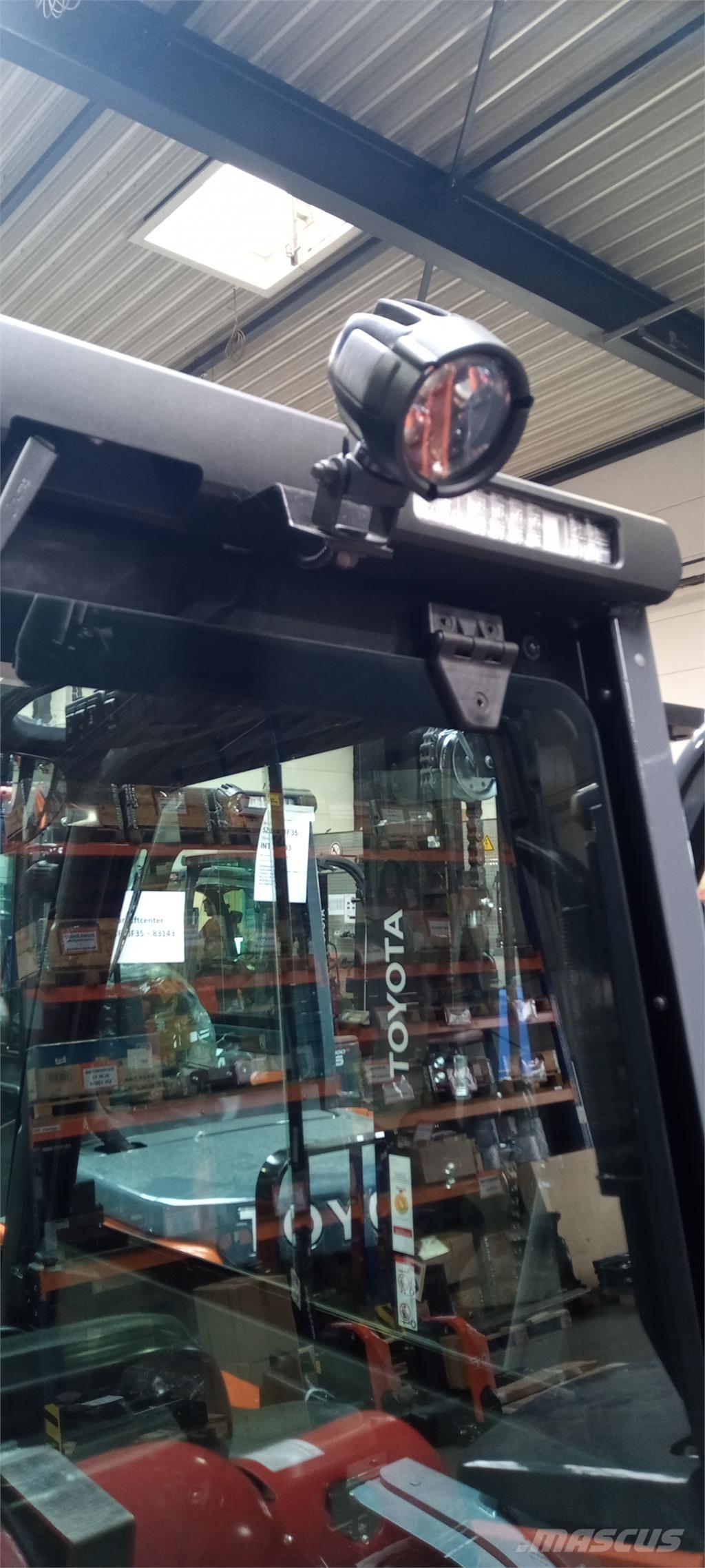 Toyota 02-8FGF25 Камиони с АГУ