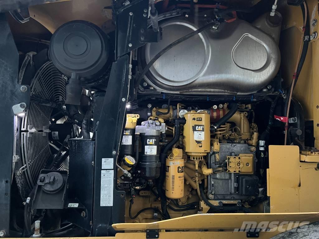 CAT 930M Колесни товарачи