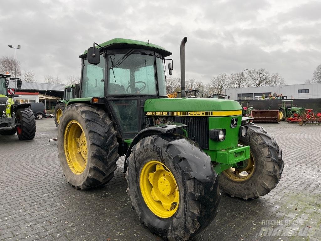 John Deere 2650 Трактори