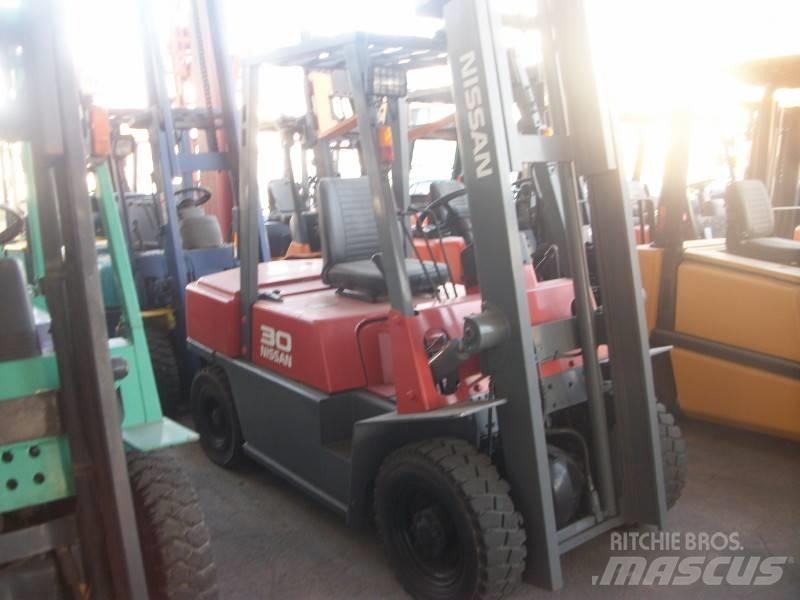 Nissan UGJ02M30 Камиони с АГУ