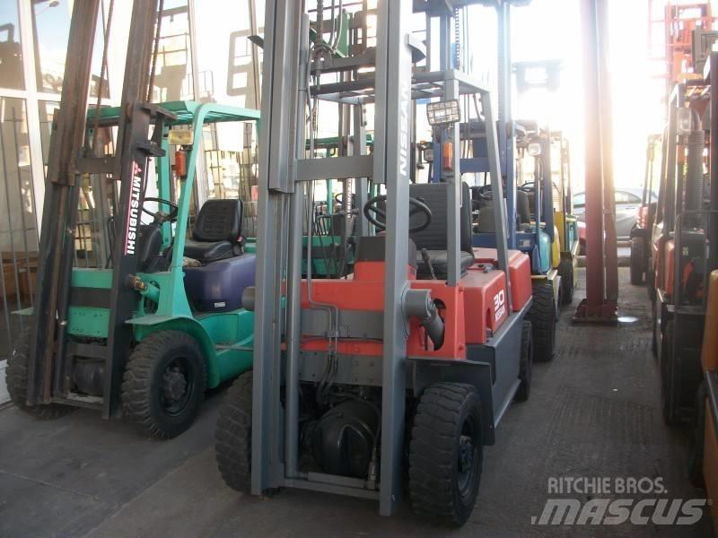 Nissan UGJ02M30 Камиони с АГУ