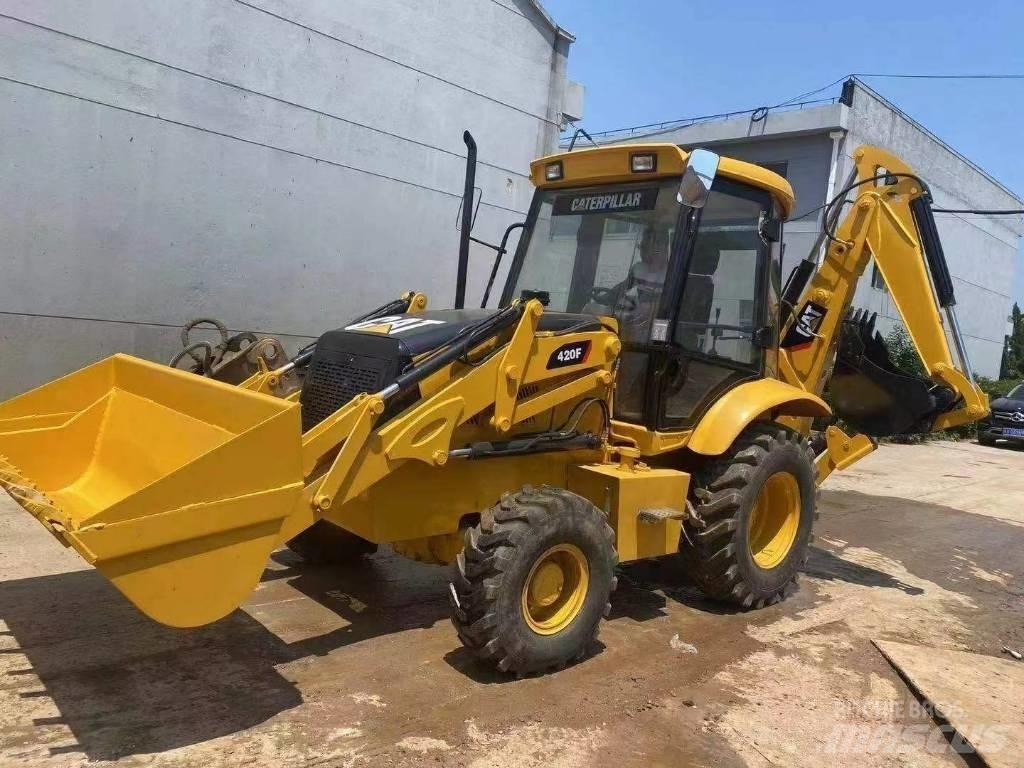 CAT 420F Товарач със заден ексватор