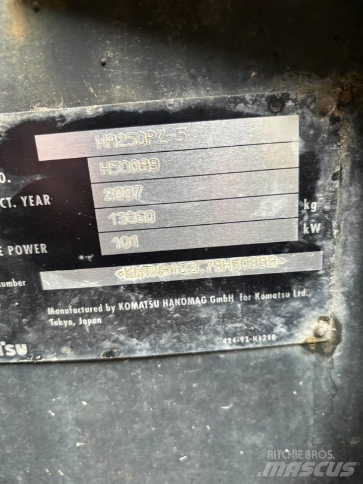 Komatsu WA250PZ-5 Колесни товарачи