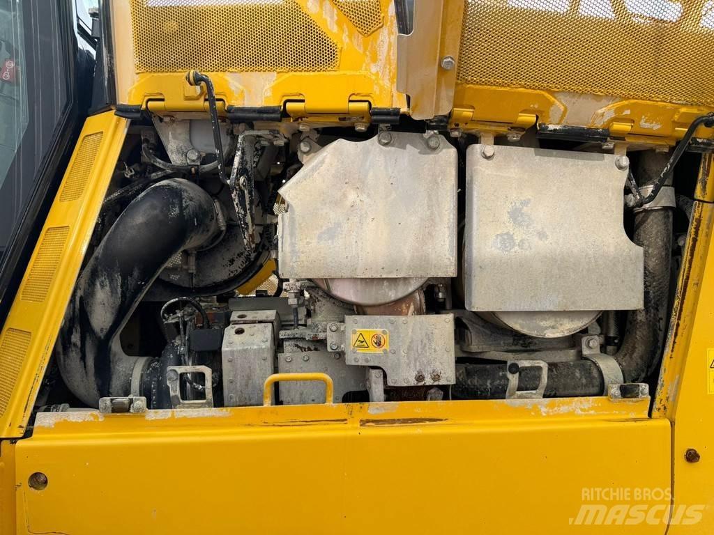Komatsu D65PXi-18 Верижни булдозери
