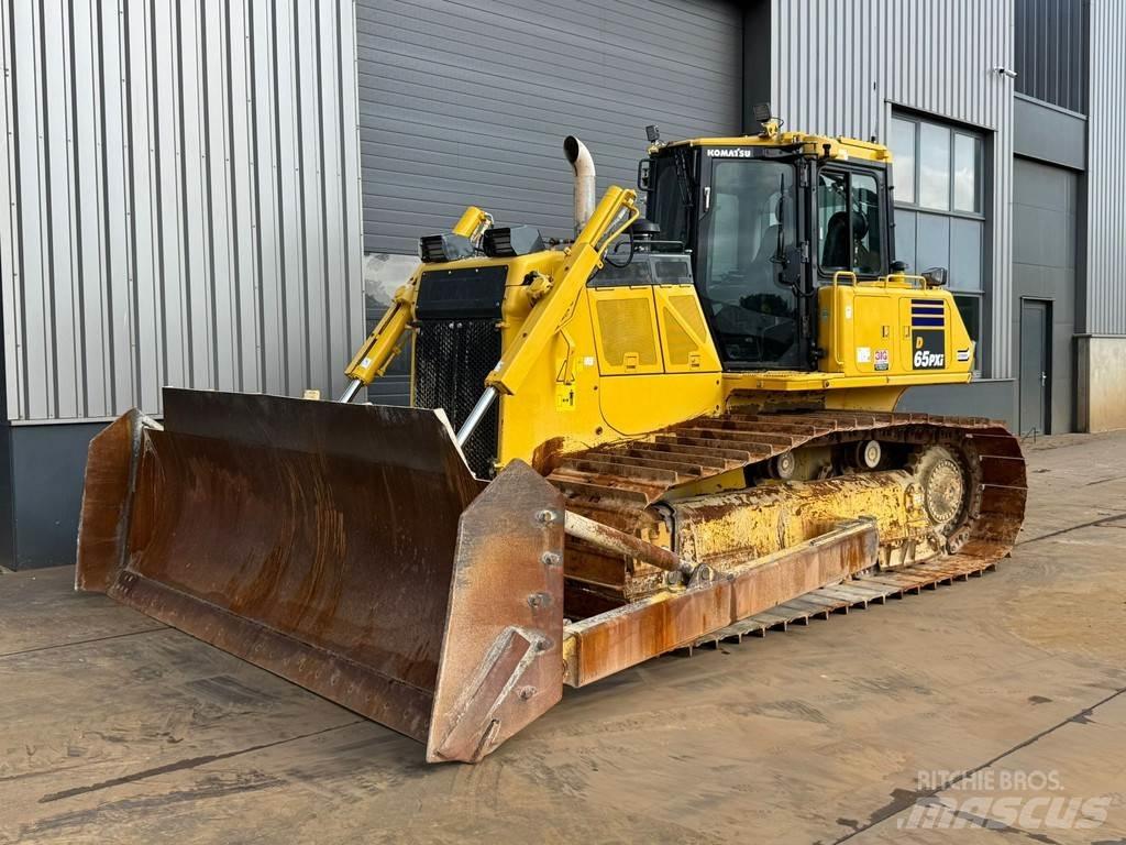 Komatsu D65PXi-18 Верижни булдозери
