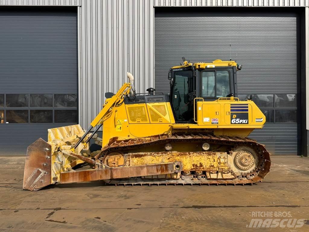 Komatsu D65PXi-18 Верижни булдозери
