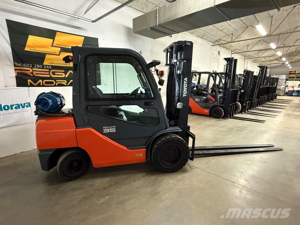 Toyota 02-8 FGJF 35 Камиони с АГУ