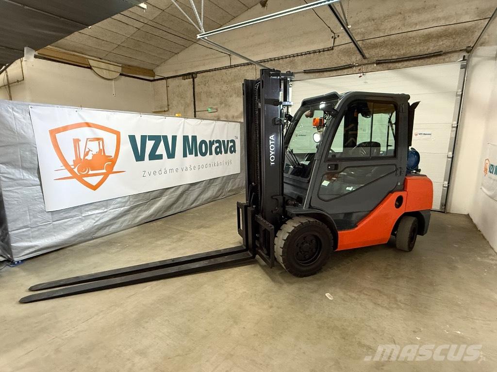 Toyota 02-8 FGJF 35 Камиони с АГУ