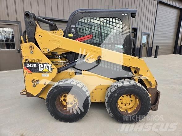 CAT 242D Мини товарачи
