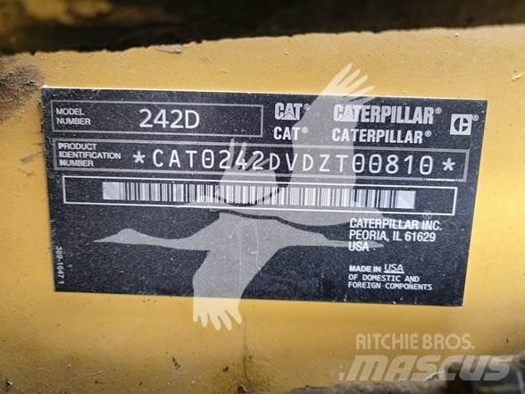 CAT 242D Мини товарачи
