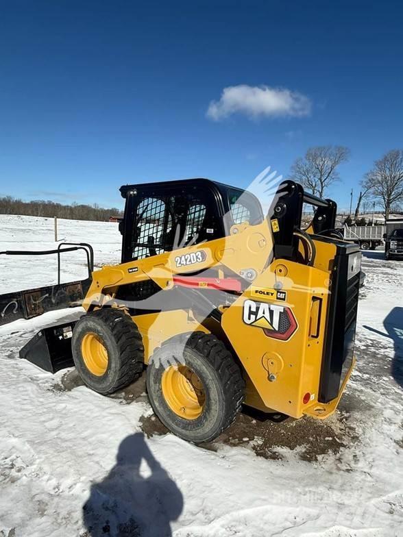CAT 242D3 Мини товарачи
