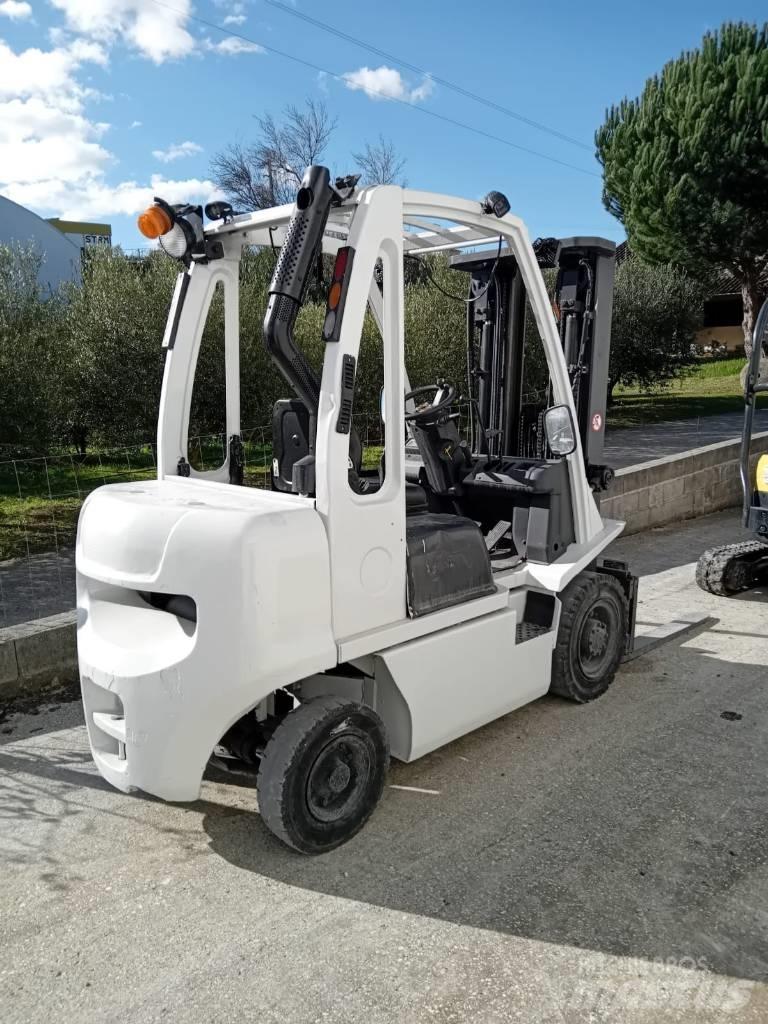 UniCarriers DX 25 Дизелови камиони