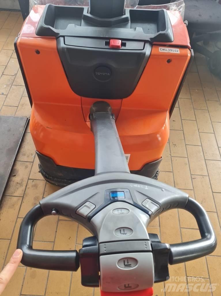 Toyota SWE080L Колички високоповдигачи с теглич