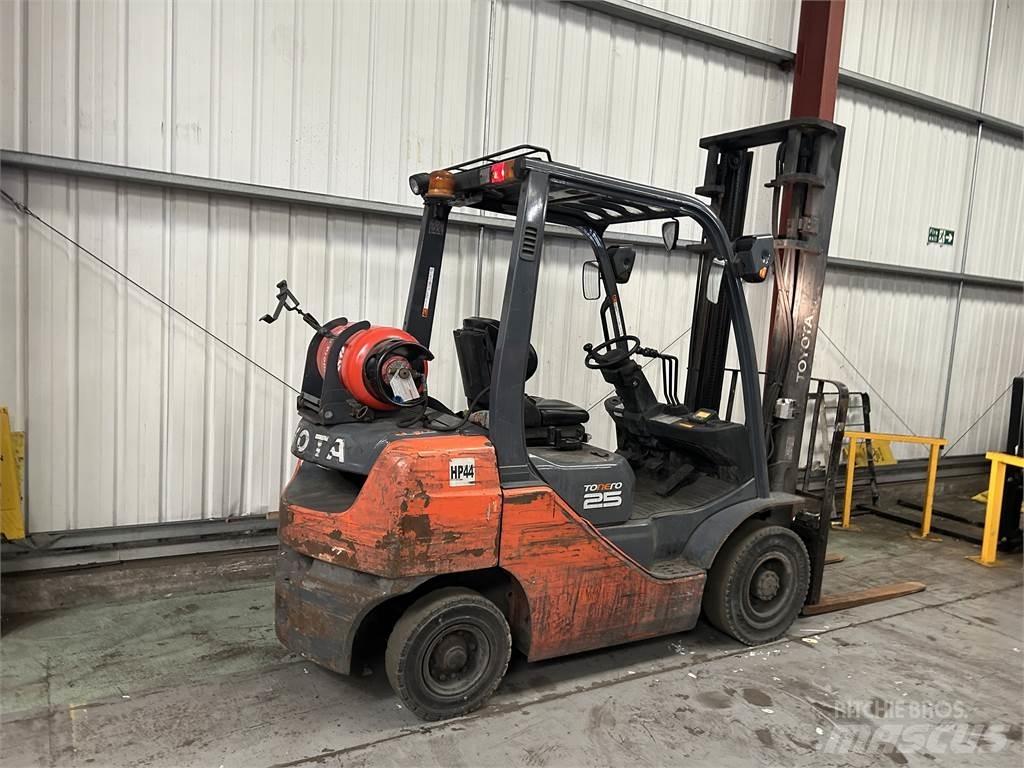 Toyota 02-8FGF25 Камиони с АГУ
