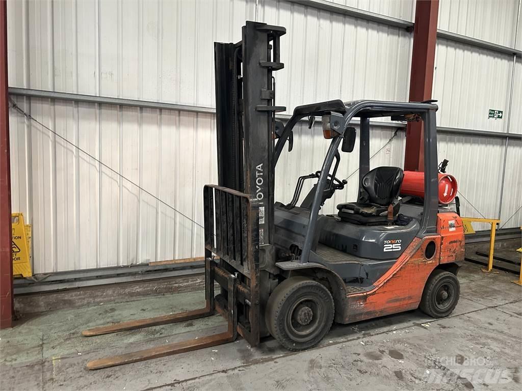 Toyota 02-8FGF25 Камиони с АГУ