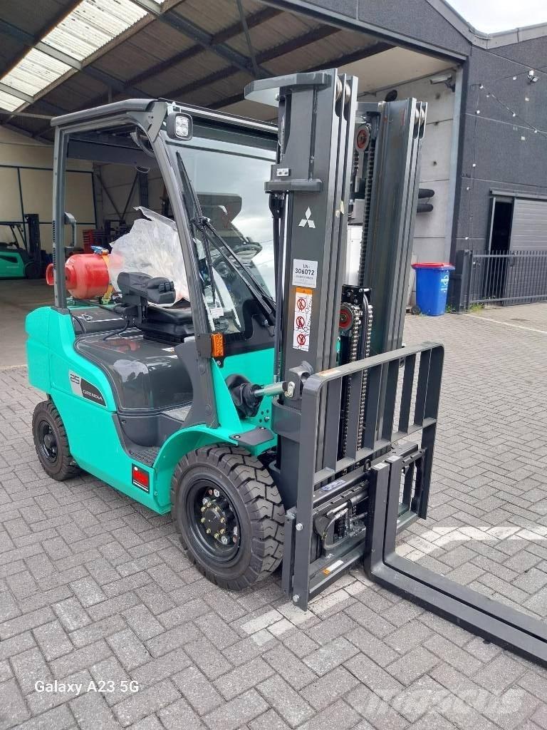 Mitsubishi FG 25 N Камиони с АГУ