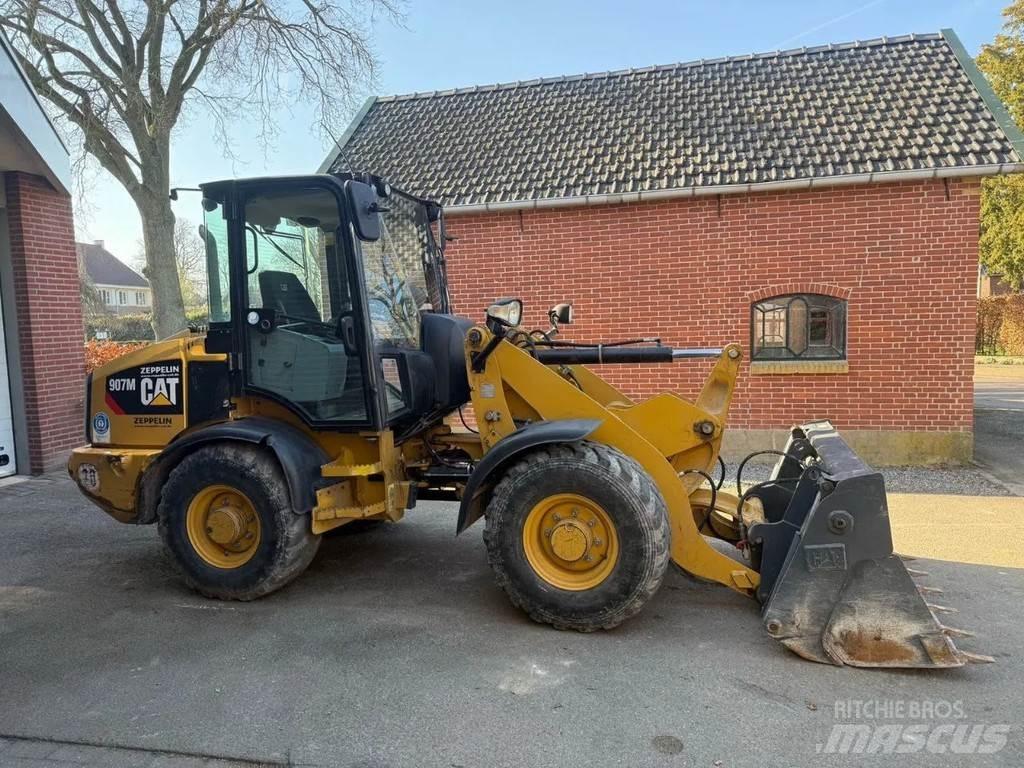 CAT 907M Колесни товарачи
