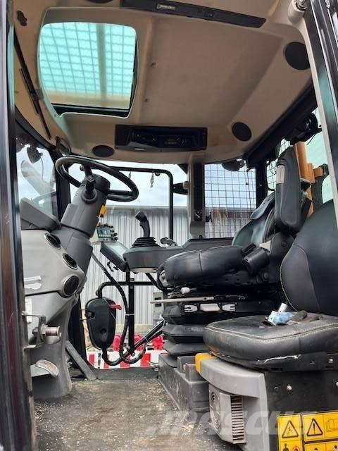 JCB Fastrac 4220 Трактори