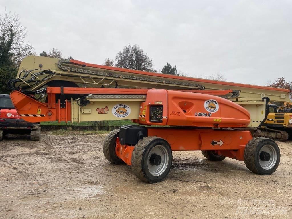 JLG 1250 AJP Съчленени стрелови подемници