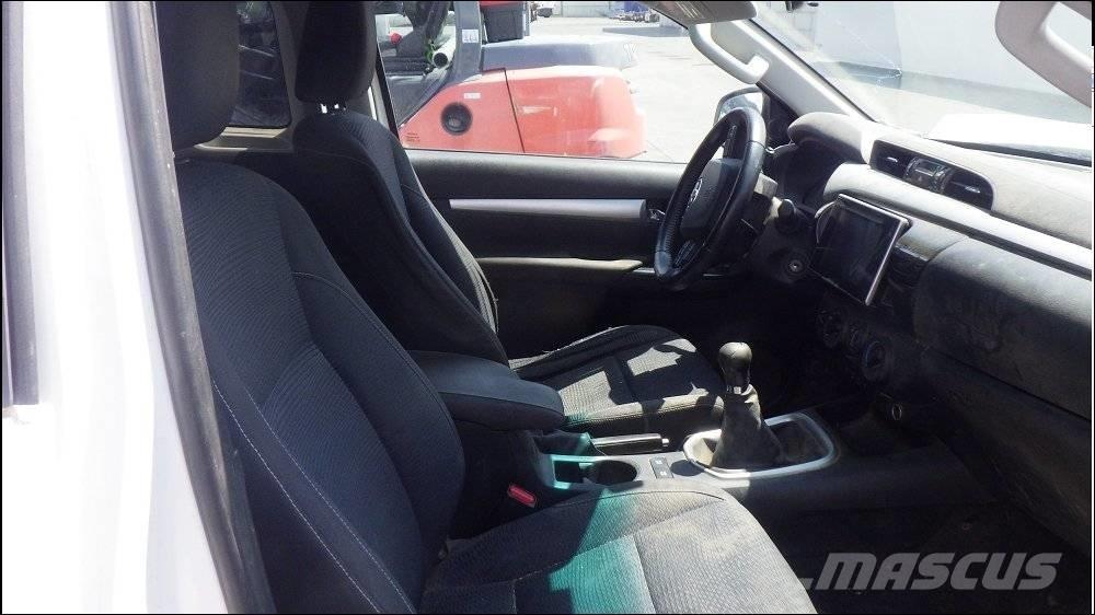 Toyota Hilux 4 Пикапи