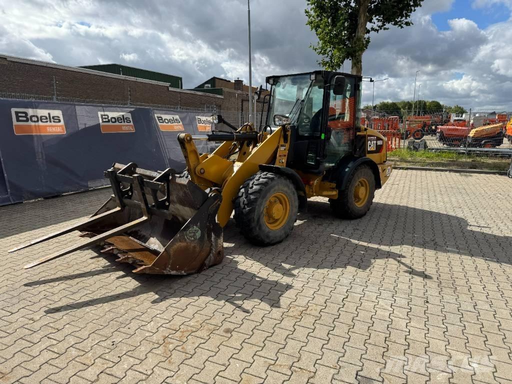 CAT 906M Колесни товарачи