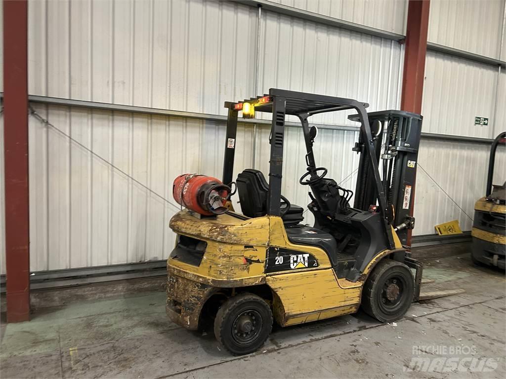 CAT GP25NT Камиони с АГУ
