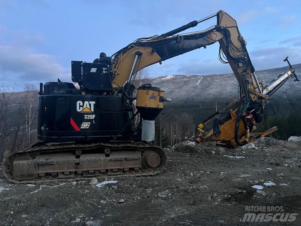 CAT 335 F L CR Апаратура за повърхностна редова сеидба