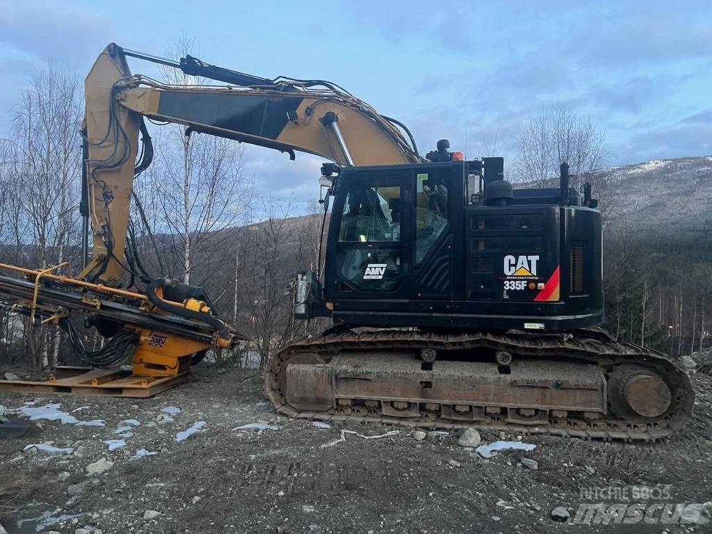 CAT 335 F L CR Апаратура за повърхностна редова сеидба
