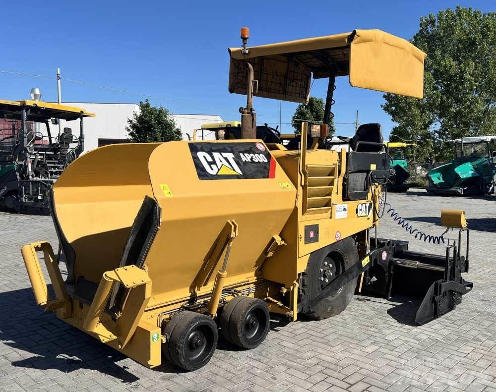 CAT AP 300 Машини за асфалт
