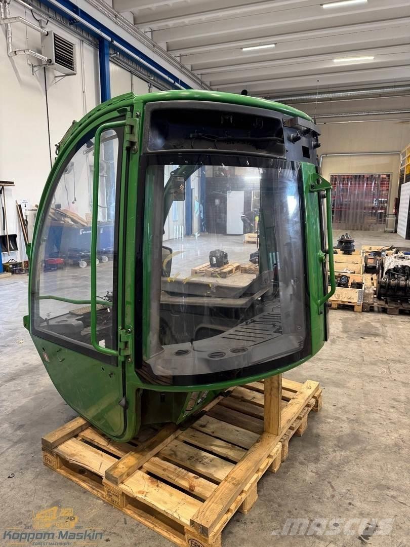 John Deere 1210E Кабина