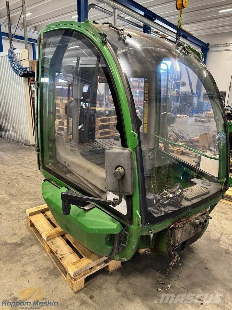 John Deere 1210E Кабина