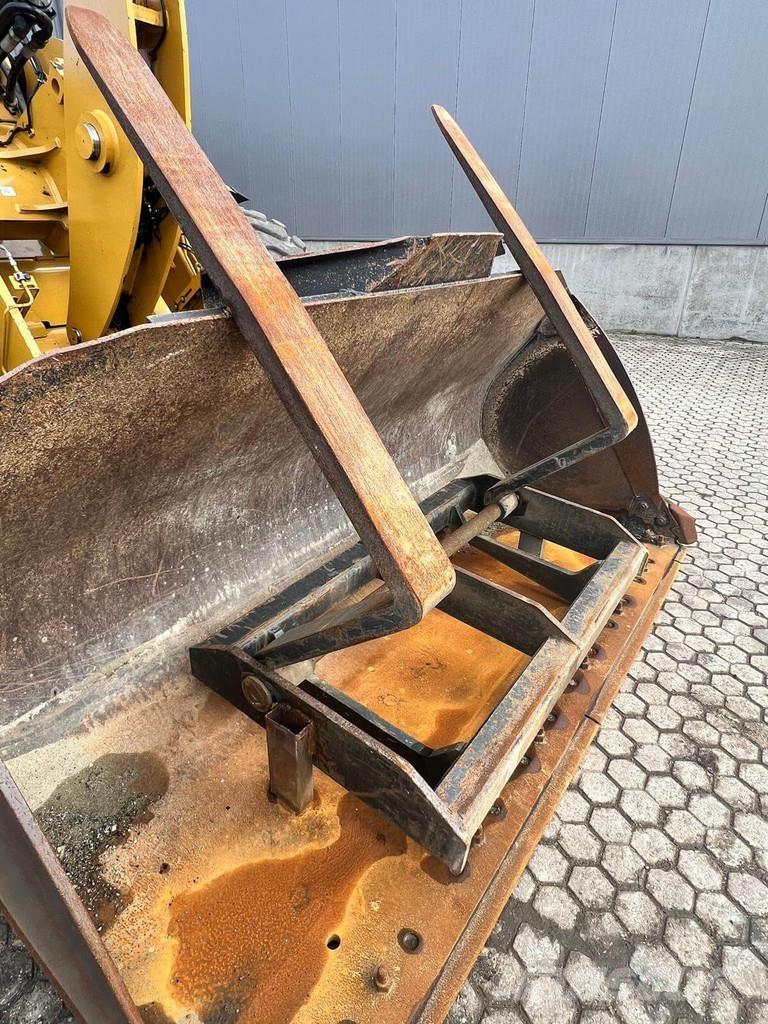 CAT 926M Колесни товарачи