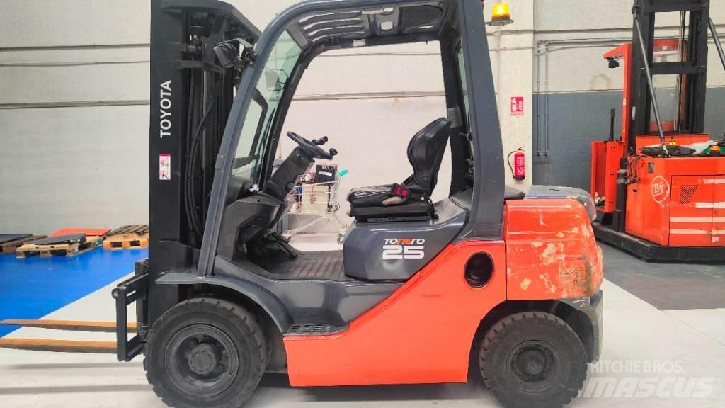Toyota 52-8 FD F 25 Дизелови камиони
