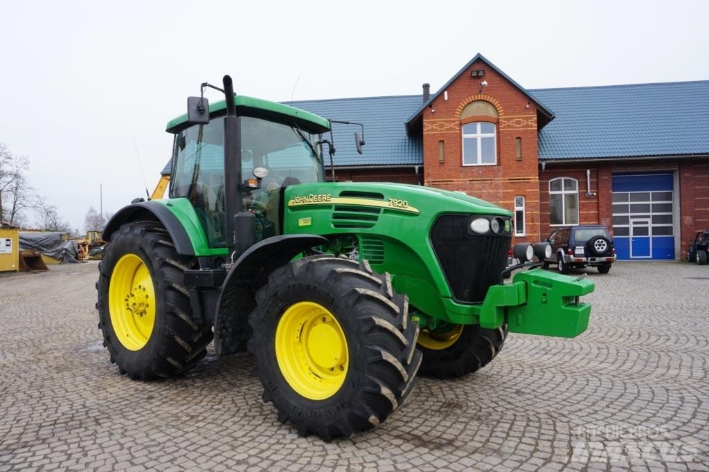 John Deere 7920 Трактори