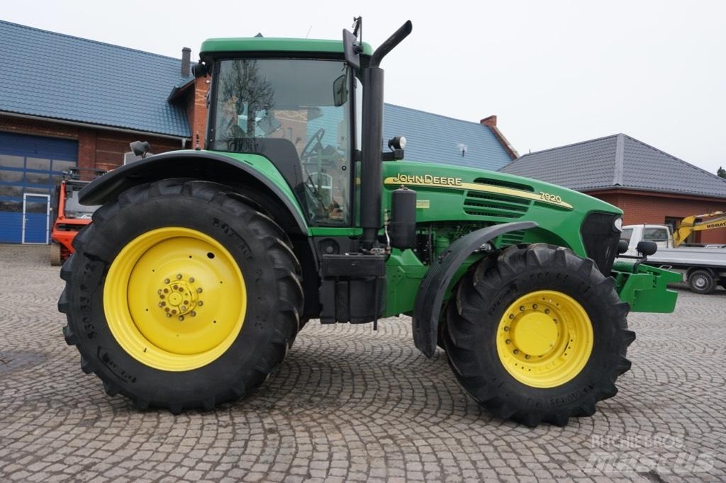 John Deere 7920 Трактори