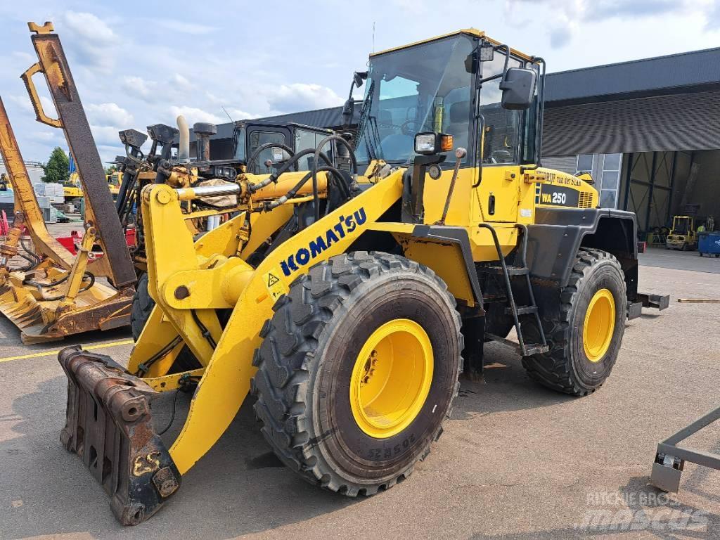 Komatsu WA 250-5H Колесни товарачи