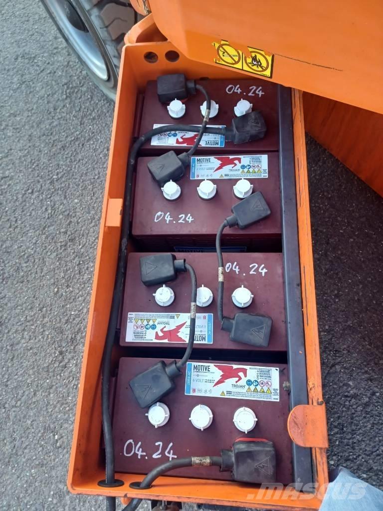 JLG E 300 AJP Съчленени стрелови подемници